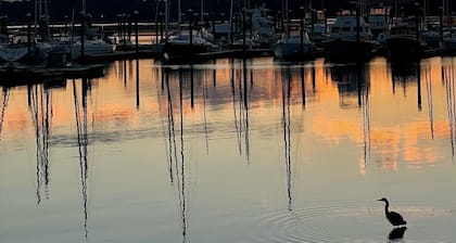 Nautical, romantic suite w/deck overlooking Warwick Neck Cove, pet-friendly!