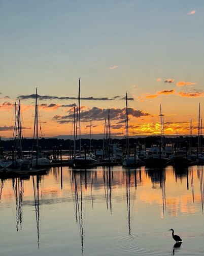  Nautical,  romantic suite w/deck overlooking Warwick Neck Cove, pet-friendly!