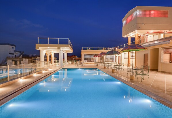 Una piscina cubierta