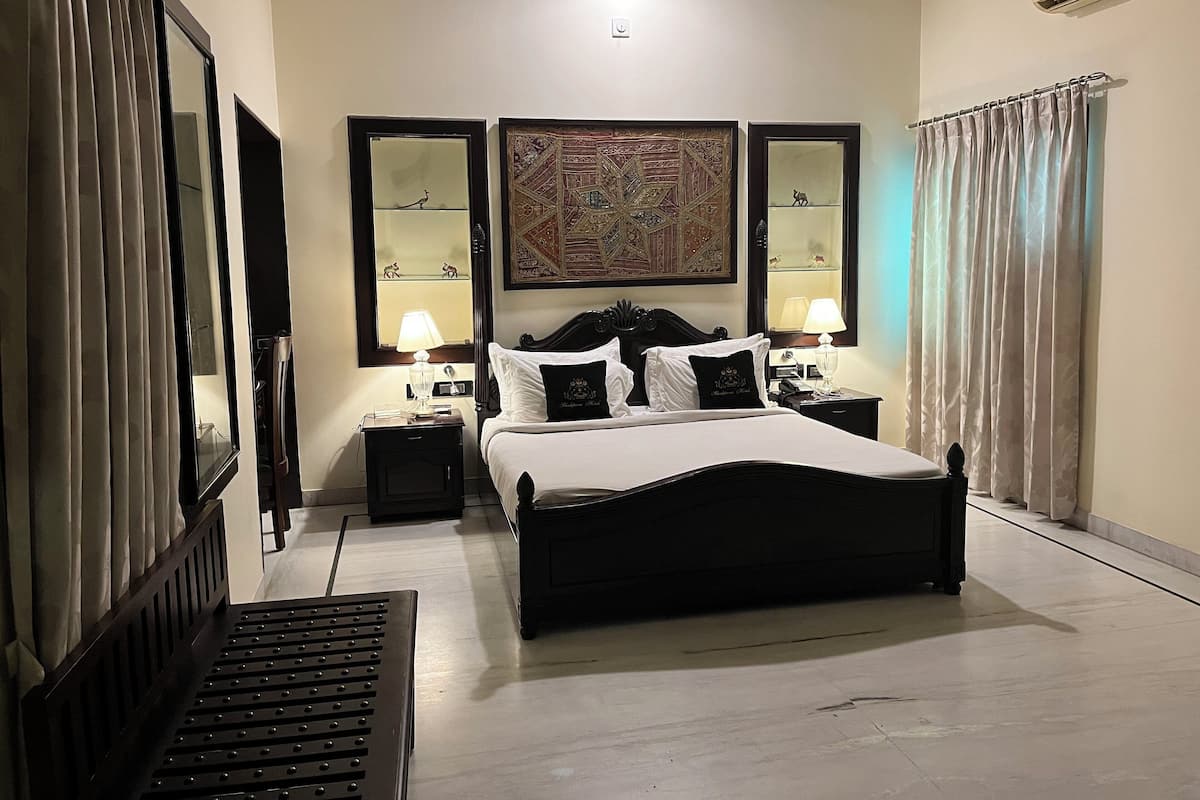Quarto casal luxo | Cofres nos quartos, ferros/tábuas de passar roupa, Wi-Fi de cortesia