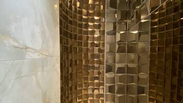 Deluxe Studio Suite | Bathroom