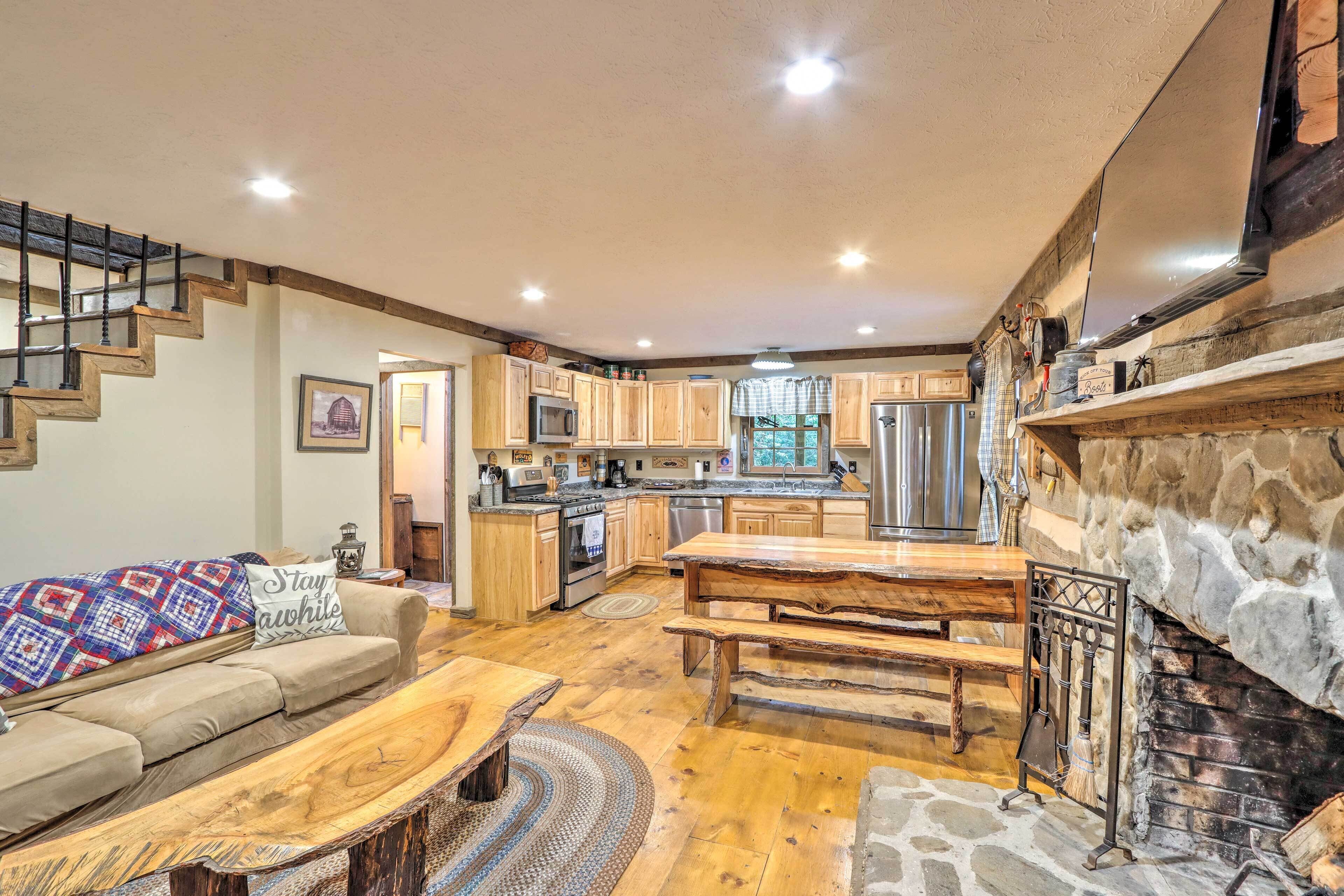 Cozy Creekside Mountain Escape w/ Hot Tub!