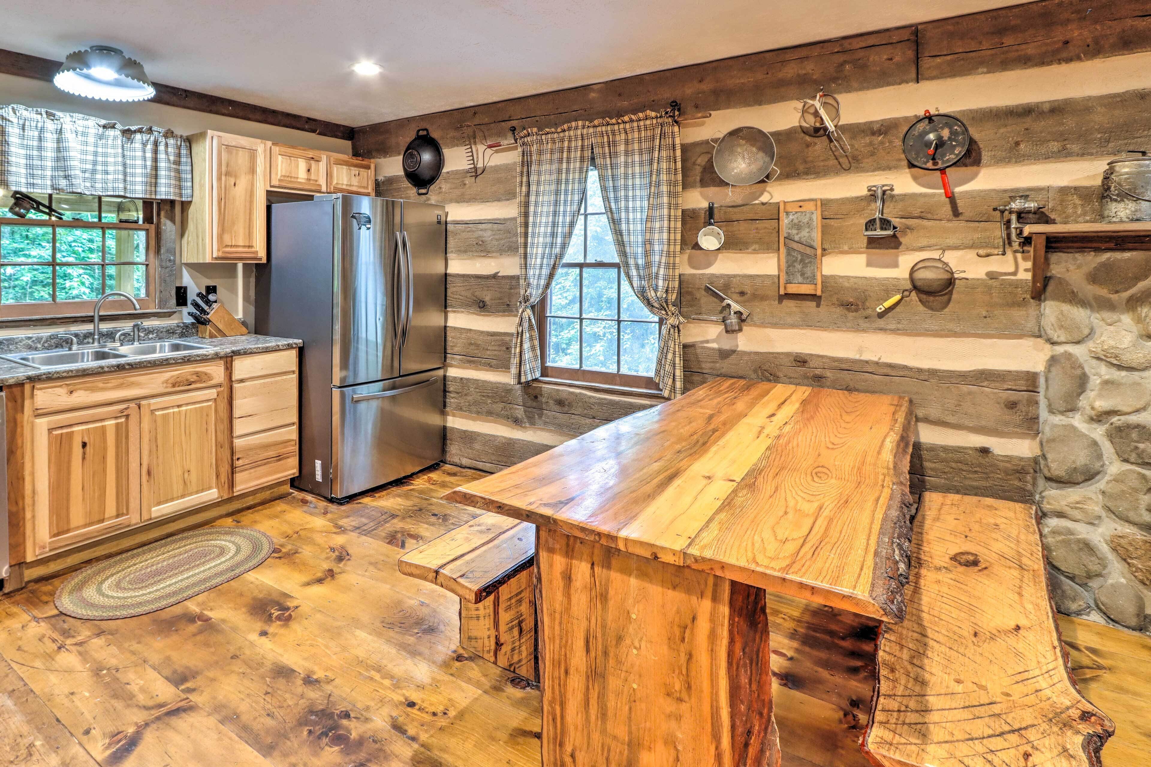 Cozy Creekside Mountain Escape w/ Hot Tub!