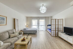 Een strijkplank/strijkijzer, gratis wifi, beddengoed