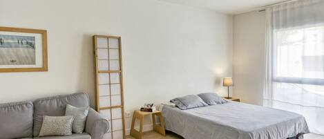 Iron/ironing board, free WiFi, bed sheets