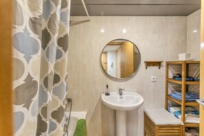 Bathtub, hair dryer, towels - 'Loft Palamós' Apartment with A/C (Palamos)