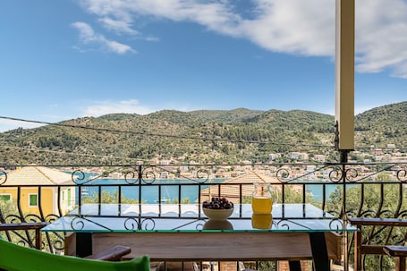 Outdoor dining. Studio 'Veronis 1' with Sea View, Shared Pool & Wi-Fi