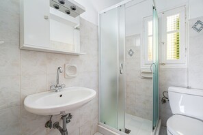 Dusj, hårføner og håndklær