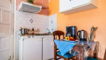 Jääkaappi, liesi, kahvin-/teenkeitin, vedenkeitin