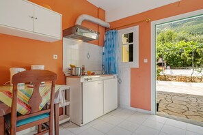 Geladeira, cooktop, cafeteira/chaleira, chaleira elétrica