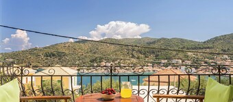 Studio 'Veronis 2' avec vue sur la mer, piscine partagée et Wi-Fi.