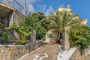 Property grounds - Studio 'Veronis 2' with Sea View, Shared Pool & Wi-Fi (Ithaca)