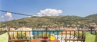 Studio 'Veronis 2' with Sea View, Shared Pool & Wi-Fi