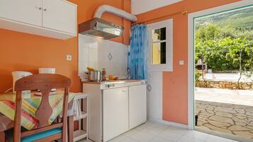 Fridge, stovetop, coffee/tea maker, electric kettle