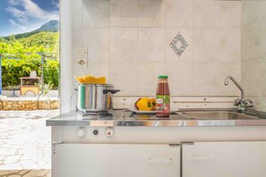 Fridge, stovetop, coffee/tea maker, electric kettle