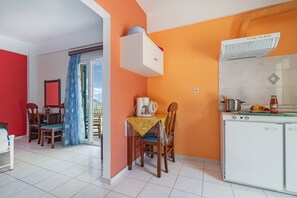 ثلاجة، موقد طهي مسطح، ماكينة لصنع القهوة/الشاي، غلّاية كهربائية