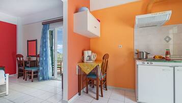 Fridge, stovetop, coffee/tea maker, electric kettle