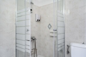 Shower, hair dryer, towels - Studio 'Veronis 4' with Sea View, Shared Pool & Wi-Fi (Ithaca)