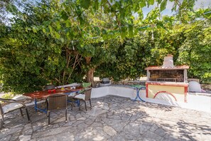 Outdoor dining - Studio 'Veronis 4' with Sea View, Shared Pool & Wi-Fi (Ithaca)