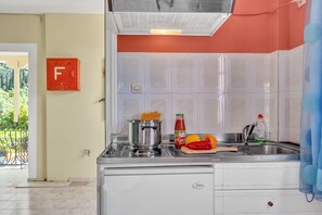 Fridge, stovetop, coffee/tea maker, electric kettle