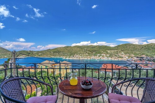 Studio 'Veronis 7' with Sea View, Shared Pool & Wi-Fi