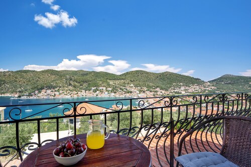 Studio 'Veronis 5' with Sea View, Shared Pool & Wi-Fi