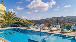Una piscina amb gandules i vistes a les colines.