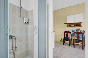 Suihku, hiustenkuivaaja, pyyhkeet