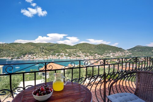 Studio 'Veronis 5' with Sea View, Shared Pool & Wi-Fi