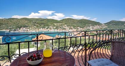 Studio 'Veronis 5' with Sea View, Shared Pool & Wi-Fi