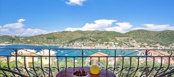 Studio 'Veronis 5' with Sea View, Shared Pool & Wi-Fi