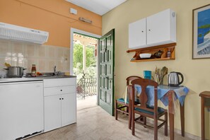 Fridge, stovetop, coffee/tea maker, electric kettle