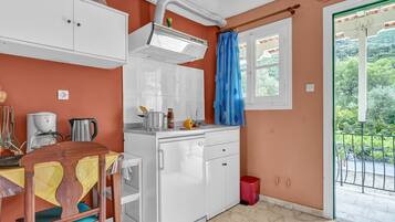 Geladeira, cooktop, cafeteira/chaleira, chaleira elétrica