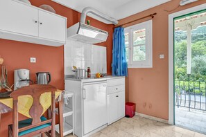 ثلاجة، موقد طهي مسطح، ماكينة لصنع القهوة/الشاي، غلّاية كهربائية