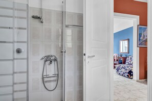 Suihku, hiustenkuivaaja, pyyhkeet