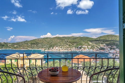 Studio 'Veronis 6' with Sea View, Shared Pool & Wi-Fi