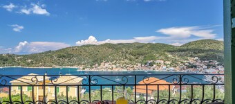 Studio 'Veronis 6' with Sea View, Shared Pool & Wi-Fi