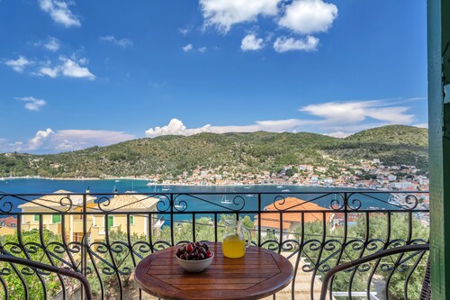 Studio 'Veronis 6' with Sea View, Shared Pool & Wi-Fi