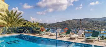 Studio 'Veronis 6' with Sea View, Shared Pool & Wi-Fi