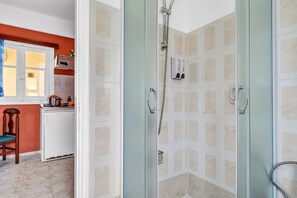 Suihku, hiustenkuivaaja, pyyhkeet