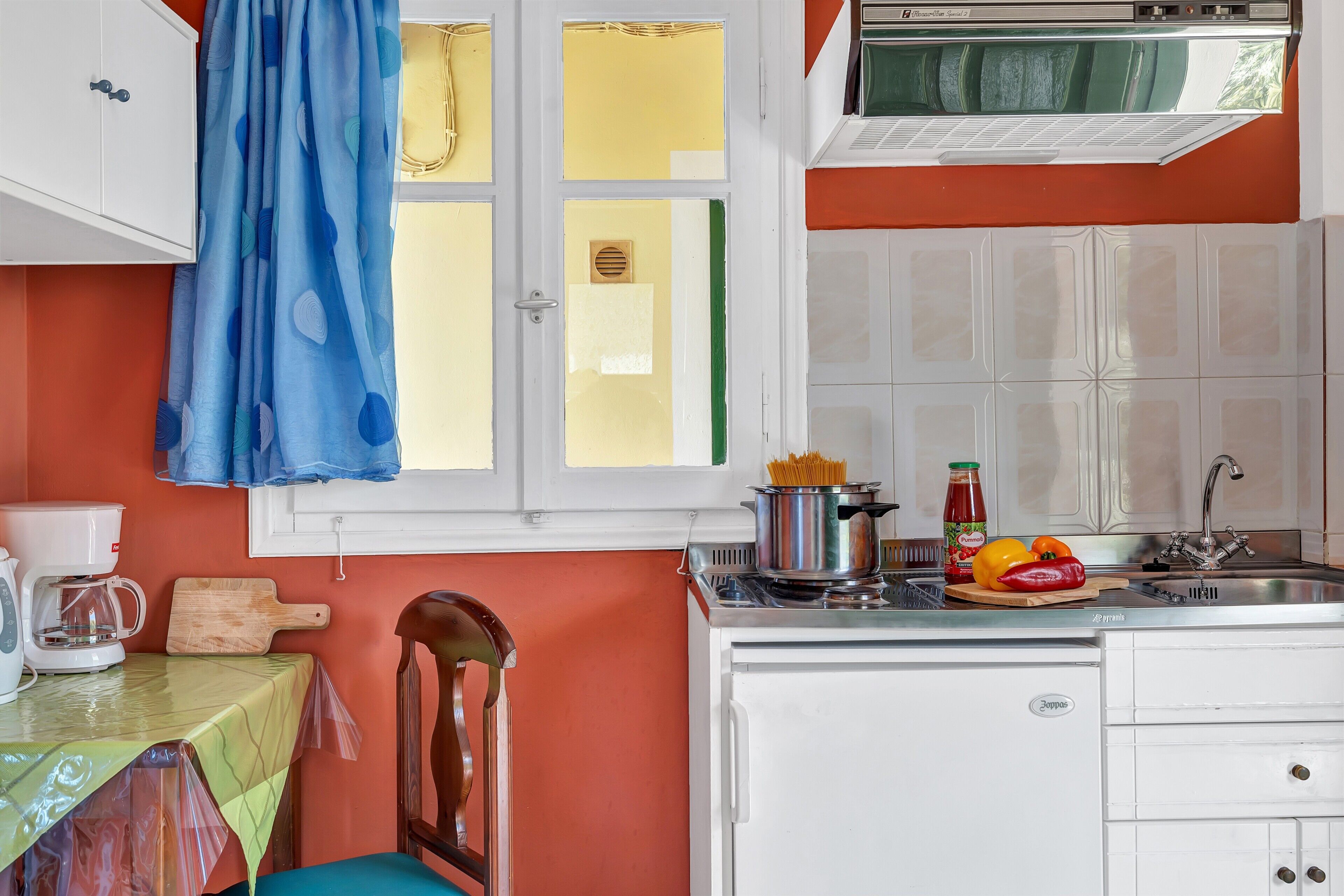 Geladeira, cooktop, cafeteira/chaleira, chaleira elétrica