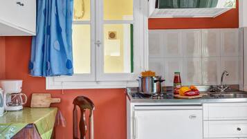 Geladeira, cooktop, cafeteira/chaleira, chaleira elétrica