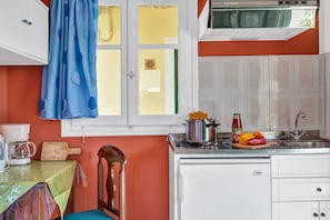 Kjøleskap, kokeplater, kaffetrakter/tekoker og vannkoker