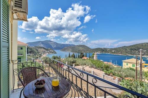 Studio 'Veronis 8' with Sea View, Shared Pool & Wi-Fi