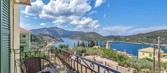 Studio 'Veronis 8' with Sea View, Shared Pool & Wi-Fi