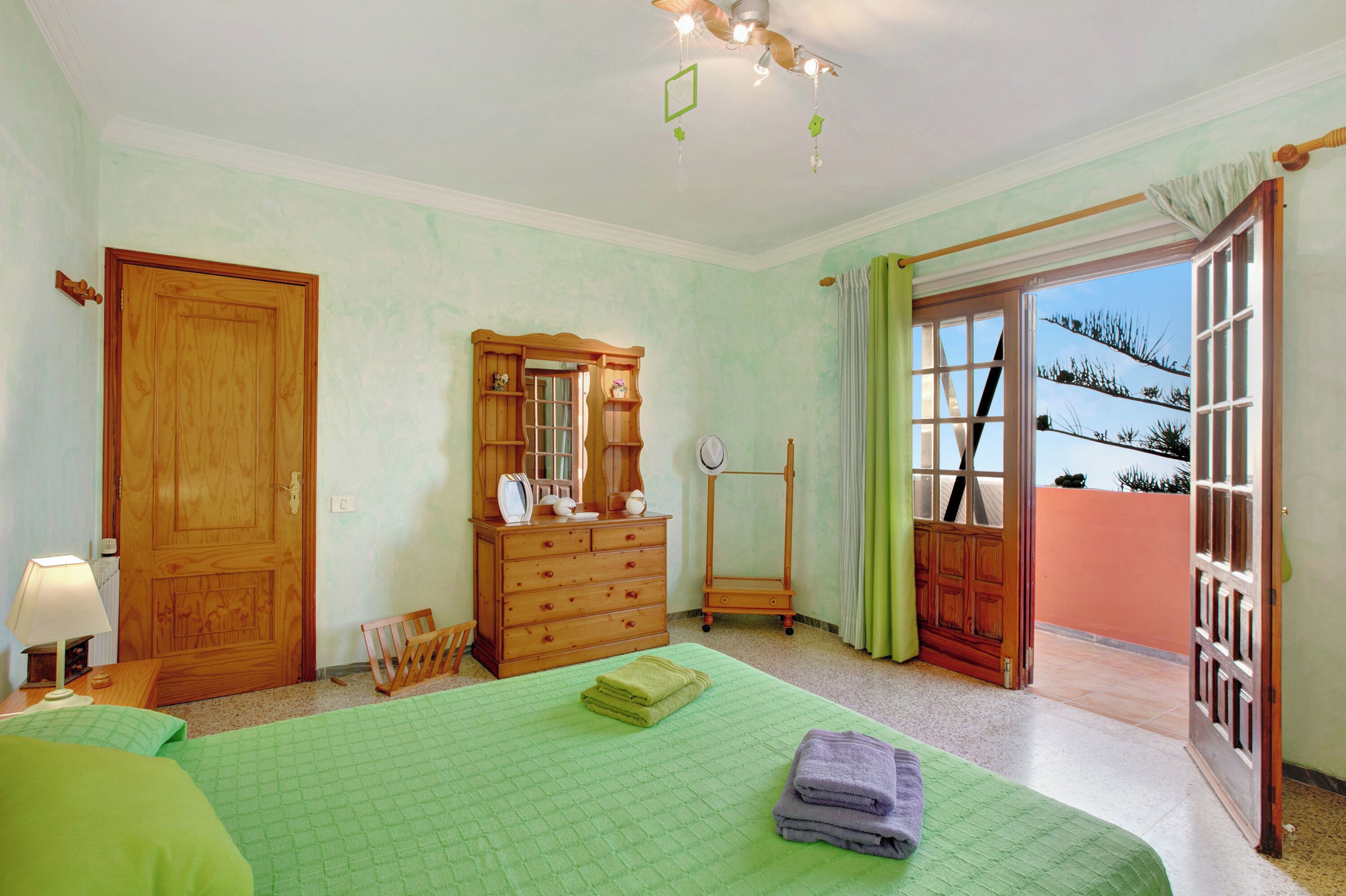 3 slaapkamers, een strijkplank/strijkijzer, gratis wifi, beddengoed