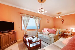 TV, fireplace, DVD player, stereo