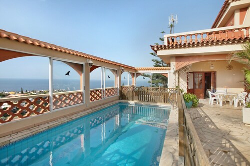 Holiday Home "Petite Paradise" with Sea View, Shared Pool & Wi-Fi