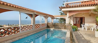 Holiday Home "Petite Paradise" with Sea View, Shared Pool & Wi-Fi