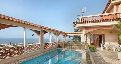 Holiday Home "Petite Paradise" with Sea View, Shared Pool & Wi-Fi